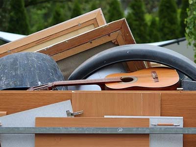 Sperrmüll Entrümpelung Haushaltsauflösung Heide-Pflegedienst ein Haufen Holz mit Gitarre und Schranktüren