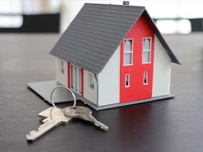 Modellhaus mit Schlüsseln, Haussitting, Urlaubsvertretung