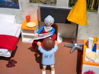 Legomännchen die eine pflegerische Situation des Heide-Pflegedienstes darstellen