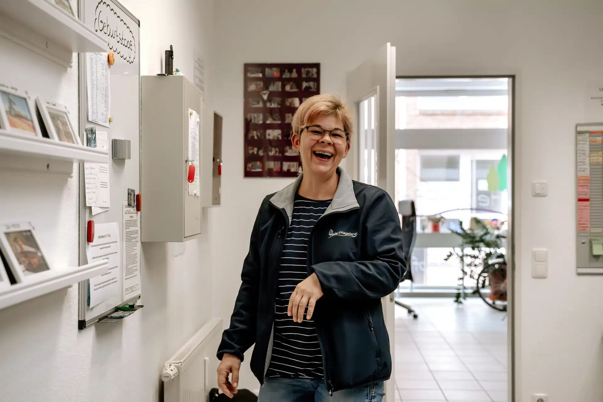 lachende Mitarbeiterin Heide-Pflegedienst