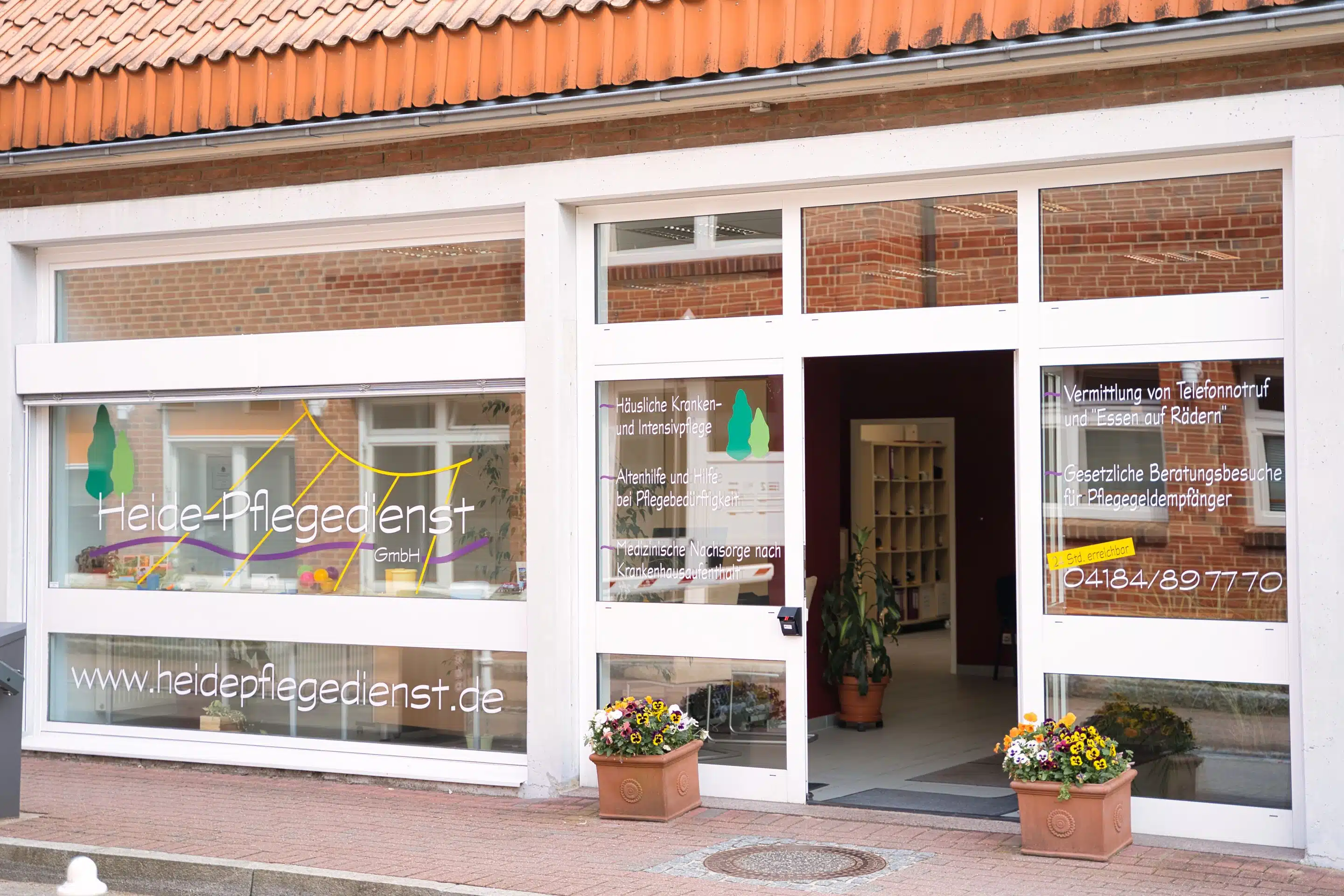 Fensterfront und Eingang des Heide-Pflegedienstes